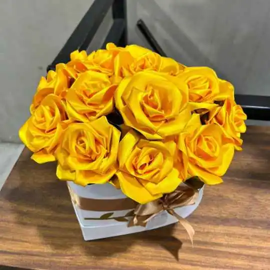 Caja corazon white con rosas de raso amarillas 